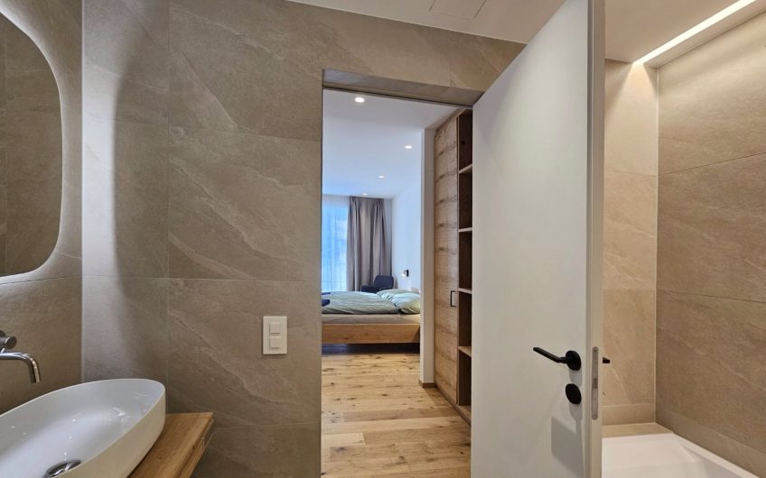 Silberdistel in der sonnigen Wildi Grossus Moos.