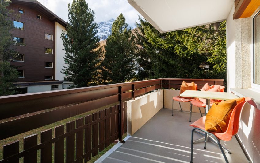 Everest renovated 3.5-room apartment with south- and west- facing balconies. Reserved