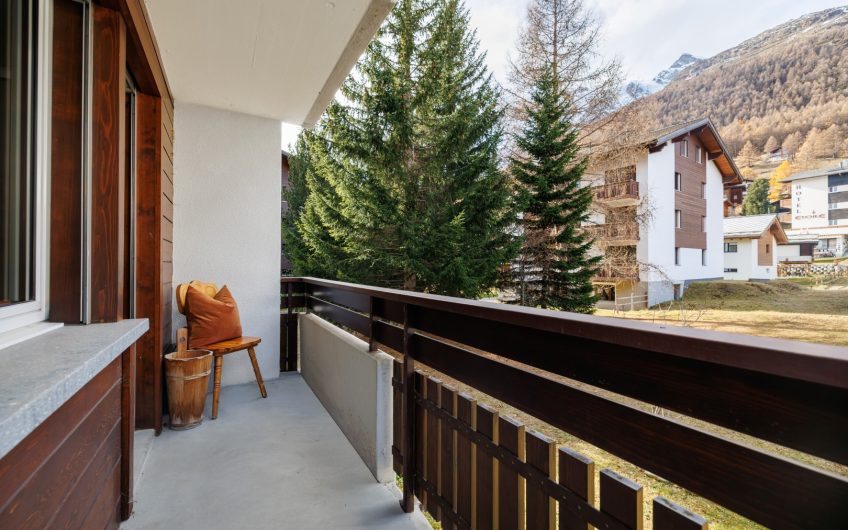 Everest renovated 3.5-room apartment with south- and west- facing balconies. Reserved