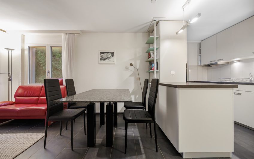 Everest renovated 3.5-room apartment with south- and west- facing balconies. Reserved