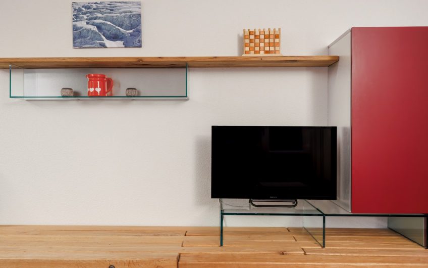 Everest renovated 3.5-room apartment with south- and west- facing balconies. Reserved