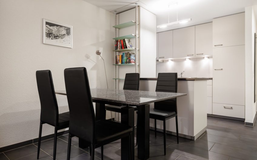 Everest renovierte 3.5 Zimmerwohnung mit Süd-und Westbalkon. Reserviert.