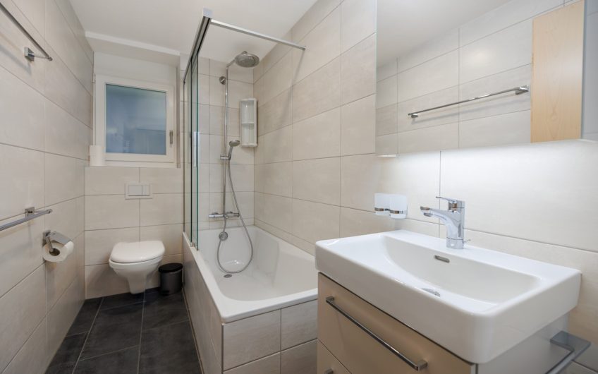 Everest renovated 3.5-room apartment with south- and west- facing balconies. Reserved