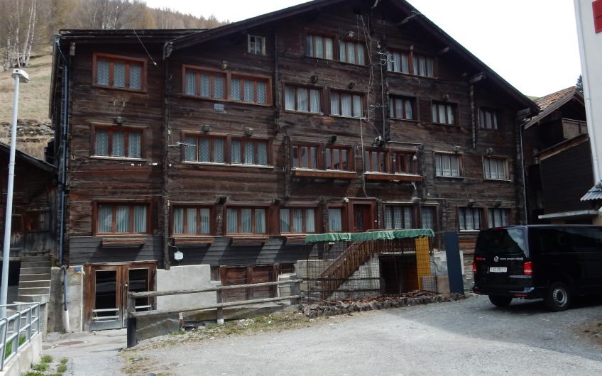 2 geräumige 2.5 Zimmerwohnungen in  Walliserhaus, aus dem Jahr 1903 im alten Saas-Grund.