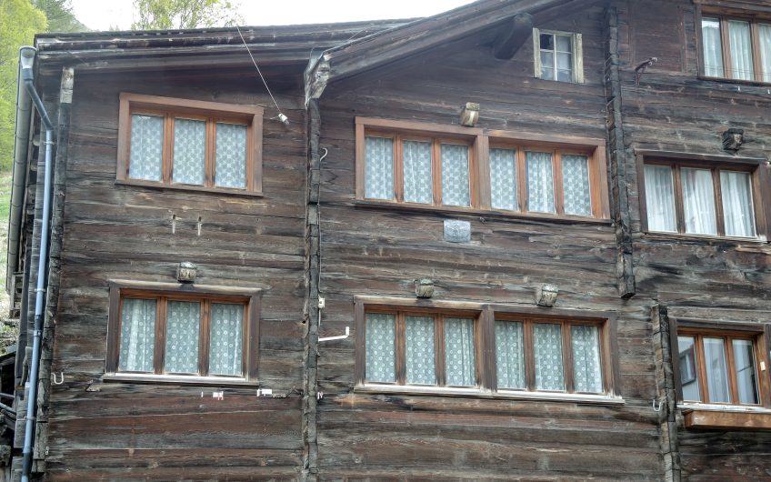 2 geräumige 2.5 Zimmerwohnungen in  Walliserhaus, aus dem Jahr 1903 im alten Saas-Grund.