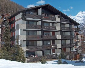 Amici 2.5 Zimmerwohnung im 3. Stock – Ski in. Verkauf an die höchstbietende Partei. Verkauft.