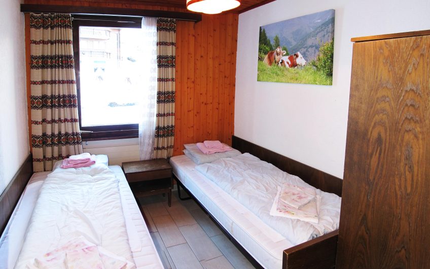 Amici 2.5 Zimmerwohnung im 3. Stock – Ski in. Verkauf an die höchstbietende Partei. Verkauft.