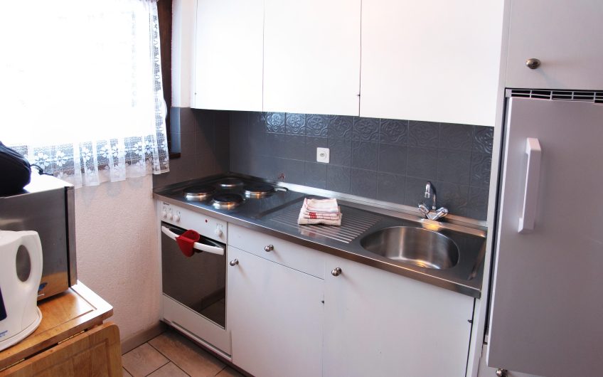 Amici 2.5 Zimmerwohnung im 3. Stock – Ski in. Verkauf an die höchstbietende Partei. Verkauft.