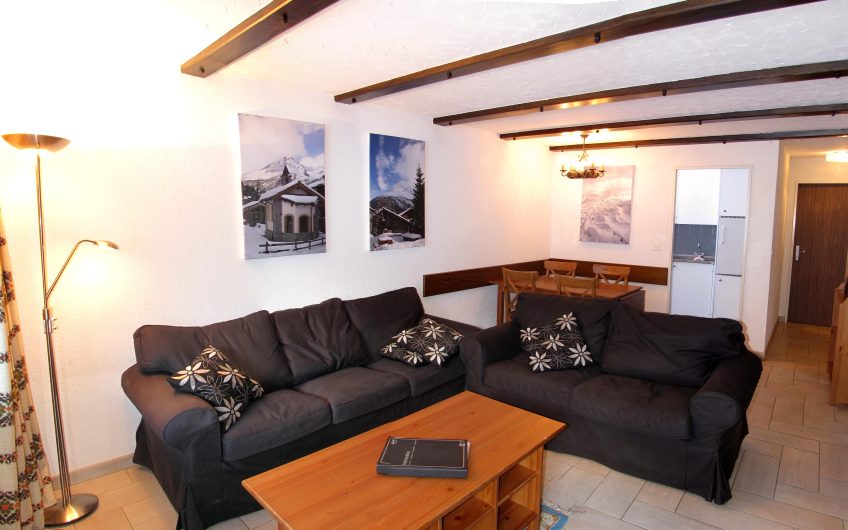 Amici 2.5 Zimmerwohnung im 3. Stock – Ski in. Verkauf an die höchstbietende Partei. Verkauft.