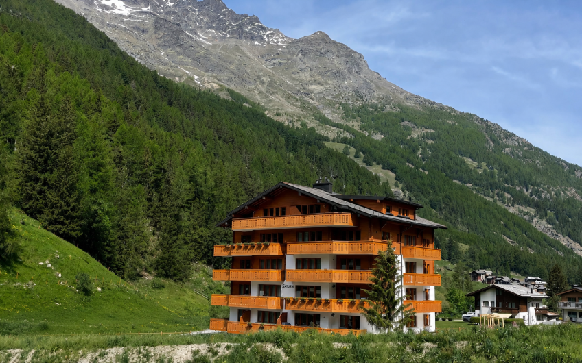 Modern 4.5-room apartment with unobstructed views. 3rd floor, south-east facing, with morning and afternoon sun