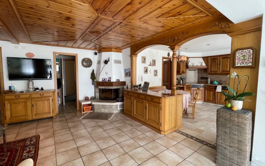 Lage – Lage – Lage! Sehr geräumige 3.5 Zimmerwohnung beim Alpin Express. Reserviert.