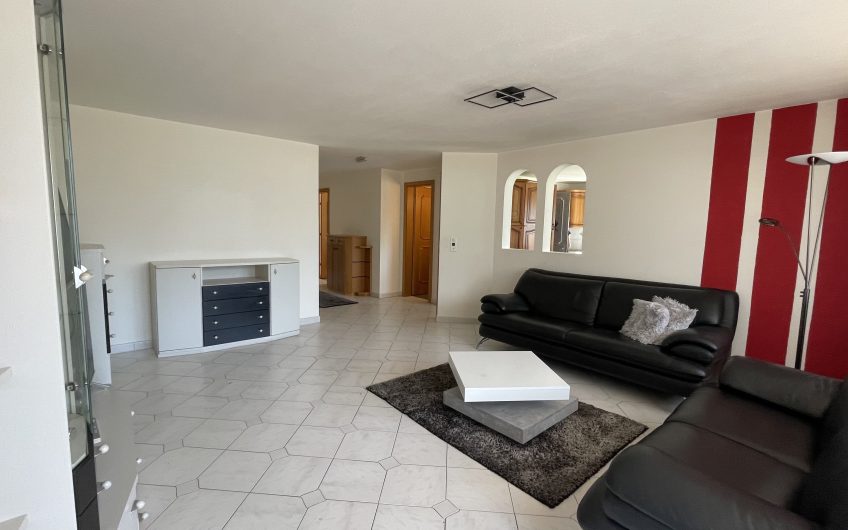 Modern 4.5-room apartment with unobstructed views. 3rd floor, south-east facing, with morning and afternoon sun