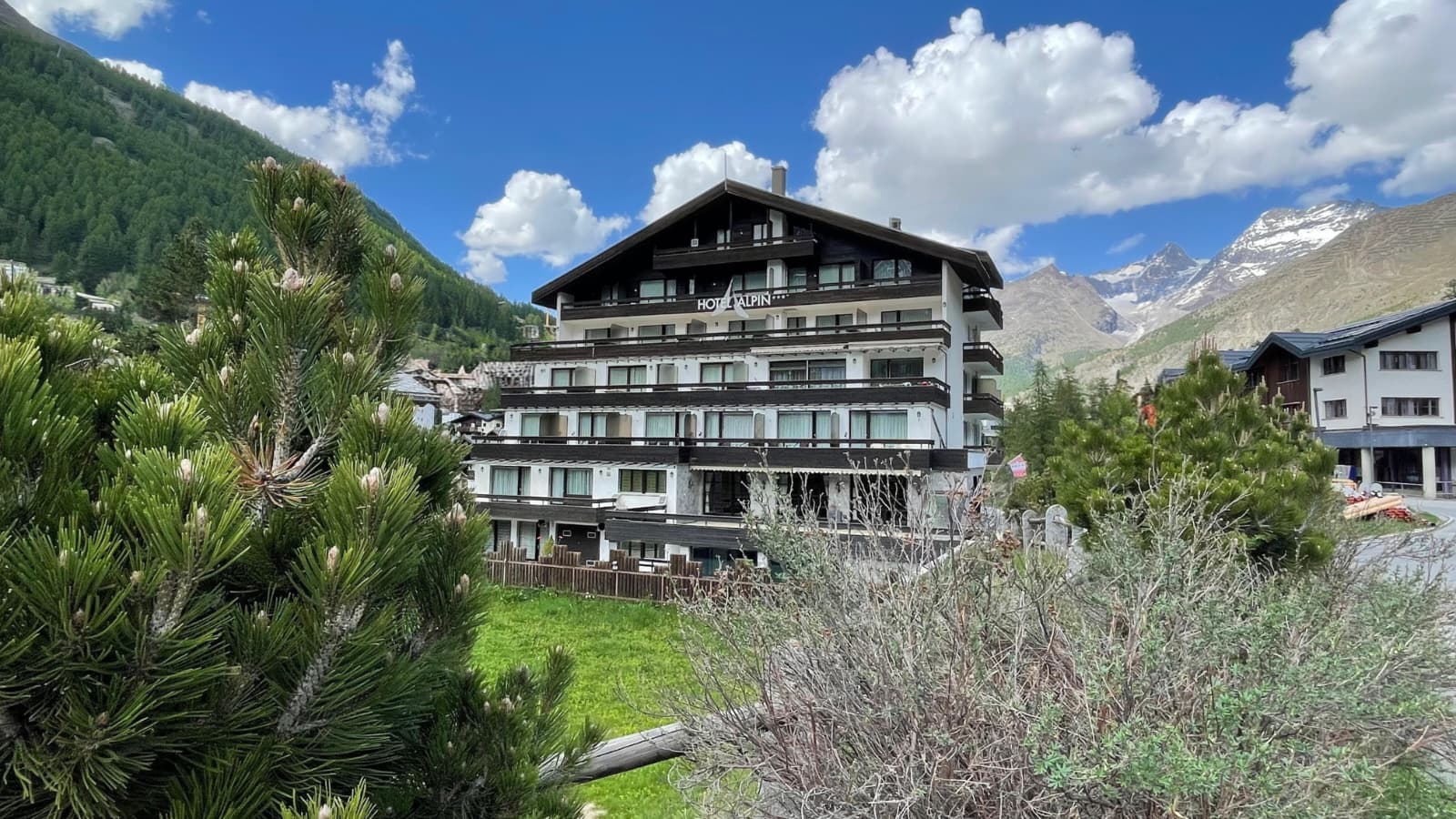 Location, location, location! Very spacious 3.5-room apartment near the Alpin Express. Reserved