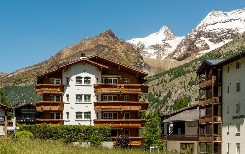 Moderne 6.5 Zimmerwohnung mit Garten und einzigartigem Panoramablick und Sonne von morgens bis anbends.