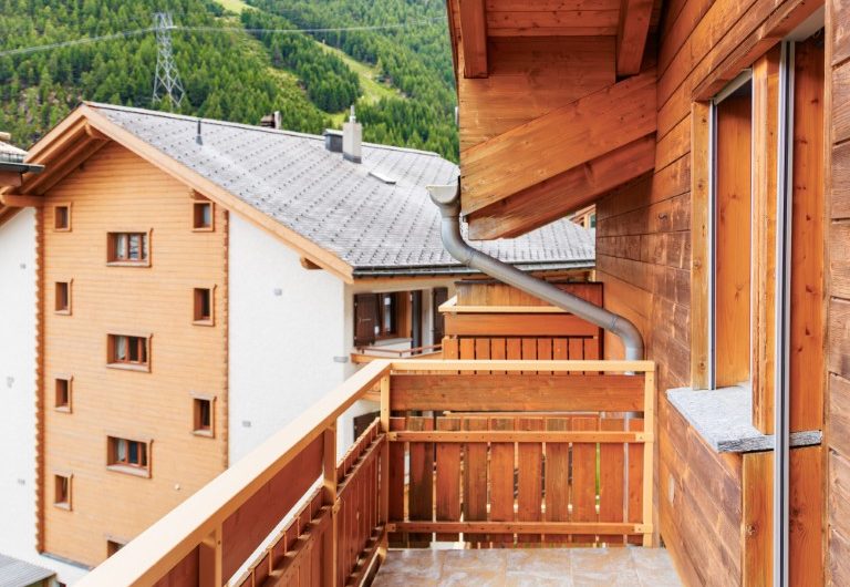 Dominic A Topfloor apartment with open views. Ski-in-Ski out. Sold!