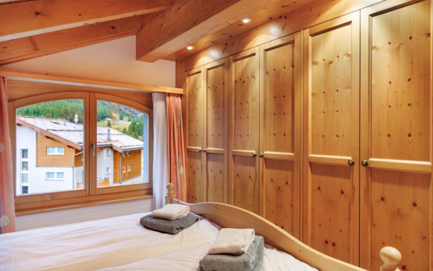 Dominic alpenchic Dachwohnung mit uneingeschränkter Aussicht. Ski-in-Ski-out. Verkauft!