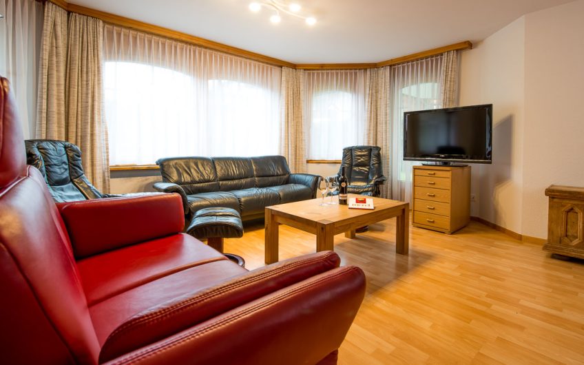 Moderne 6.5 Zimmerwohnung mit Garten und einzigartigem Panoramablick und Sonne von morgens bis anbends.
