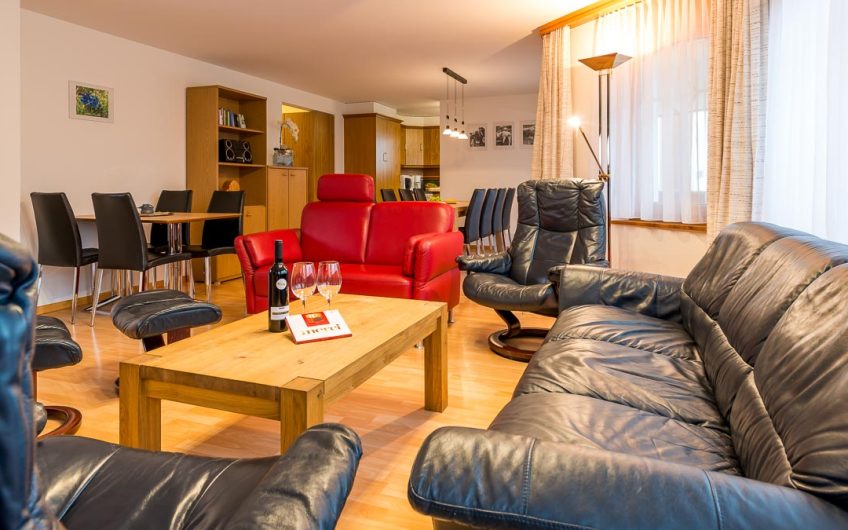 Moderne 6.5 Zimmerwohnung mit Garten und einzigartigem Panoramablick und Sonne von morgens bis anbends.