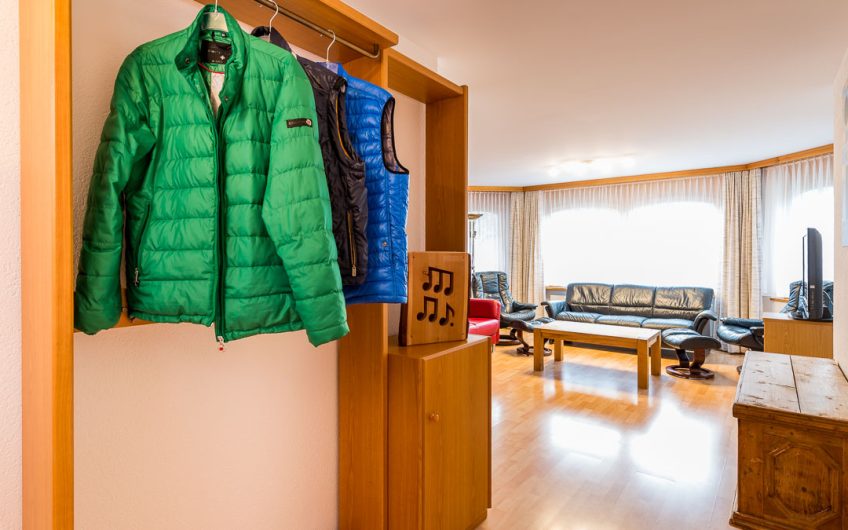 Moderne 6.5 Zimmerwohnung mit Garten und einzigartigem Panoramablick und Sonne von morgens bis anbends.