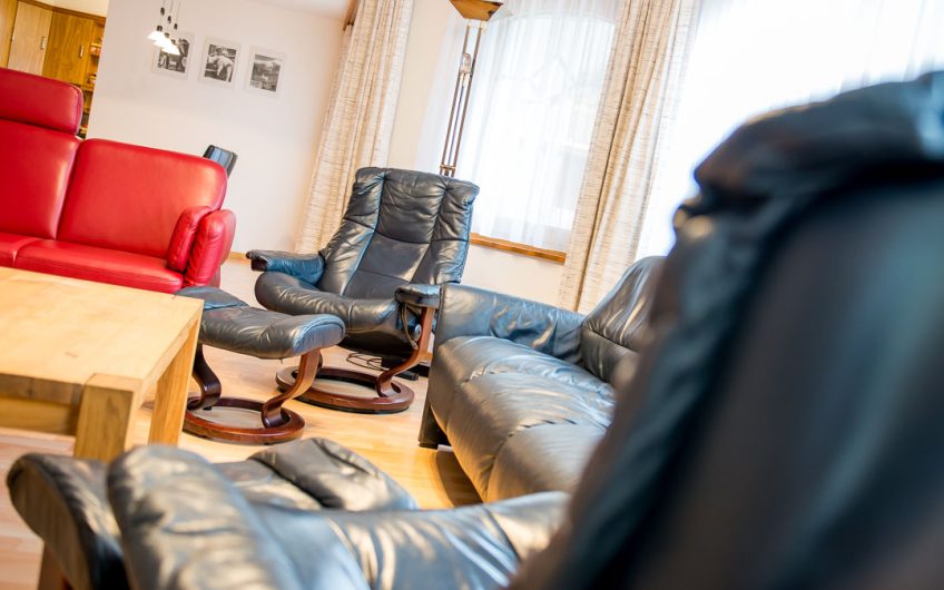 Moderne 6.5 Zimmerwohnung mit Garten und einzigartigem Panoramablick und Sonne von morgens bis anbends.